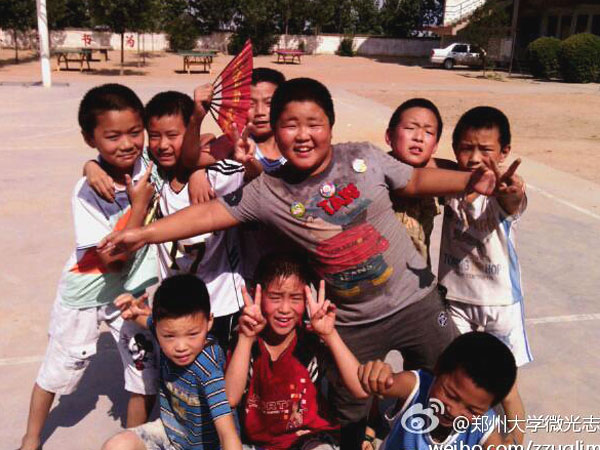 7��17�գ���(y��ng)�ƻ��s�Q���������(y��ng)�����ٿh�R��ƺ�l(xi��ng)��?j��ng)_С�W(xu��)��ȭ��С�(du��)�T����Ȼ�����ڵ��ž������������ڞ��������ݴ�W(xu��)��΢�⡱־Ը�߈F(tu��n)�(du��)�e�k�ĵ���ˇ�R������(zh��n)����