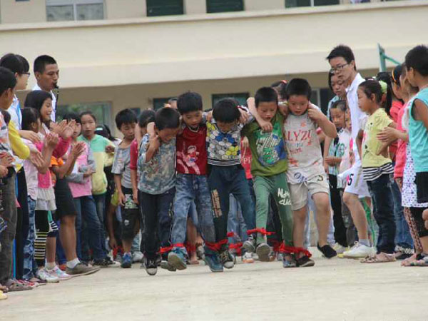 7��28�����V�|�̌W(xu��)Ժ��С�ٟ���ɽ�^(q��)���W(xu��)����֧���(du��)������С�W(xu��)�e�k���\(y��n)��(d��ng)��(hu��)���mȻ���ز�δ�޽��ã��������(du��)�T��Ŭ���ͺ��ӂ���ƴ�������\(y��n)��(d��ng)��(hu��)�A�M�Y(ji��)�����D�麢�ӂ��ڱ�ِ�ЈF(tu��n)�Y(ji��)�f(xi��)��������������