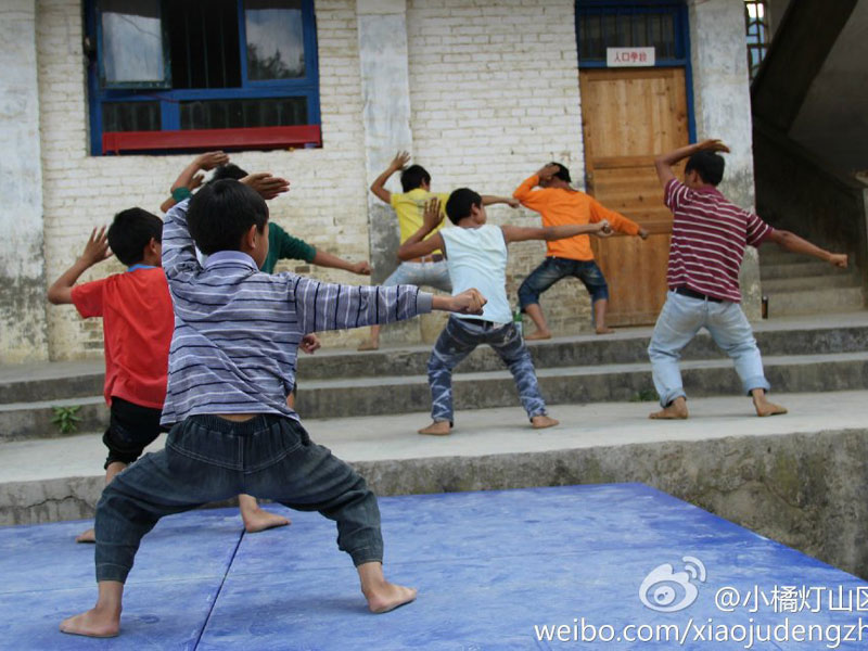 7��31�գ���С�ٟ���ɽ�^(q��)���W(xu��)����֧���(du��)��ǭ����ؑ�S�h�����l(xi��ng)����С�W(xu��)����20���֧�̻��(d��ng)�����Y(ji��)���������������ҵ�Ͷ�뵽����ˇ�R�ݵĜ�(zh��n)���A�����D�麢�ӂ�?c��)ڞ�R���u�����ž���