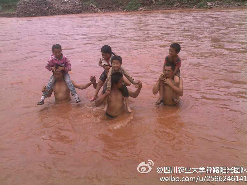 7��17�գ��Ĵ��r(n��ng)�I(y��)��W(xu��)����·�(y��ng)�⡱�F(tu��n)�(du��)��(l��i)��������ɽ��ϲ�¿h�ɺӿ��(zh��n)�_չ֧�̻��(d��ng)���ɺӿ��(zh��n)��̎ƫƧ��ȫ��ĺ���ÿ�춼Ҫ���Ѓɂ�(g��)��С�r(sh��)�όW(xu��)��;����Ҫ���^(gu��)һ�l30�׌��ĺ������D������W�����Ӷ��^(gu��)�R����ĺ�����