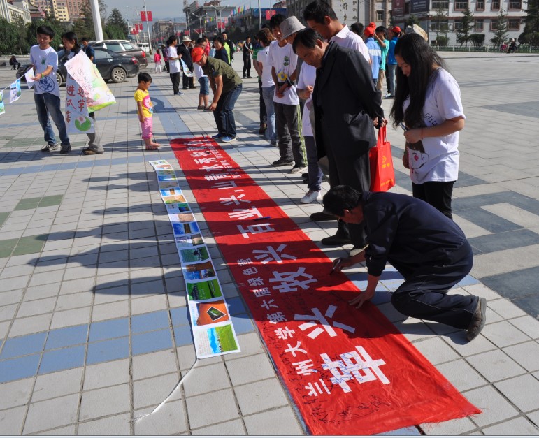 7��19�գ��m�ݴ�W(xu��)�����þGɫ�I����ף�������οh�����V��(ch��ng)���չ�_���_�I�xʽ���I�T��ͨ�^�·f�����w����(b��o)�͈DƬ���ڏV��(ch��ng)�������������S��������P(gu��n)ע�c�v�㡣�D�������ڗl�����������Լ��ĺ����͸�����