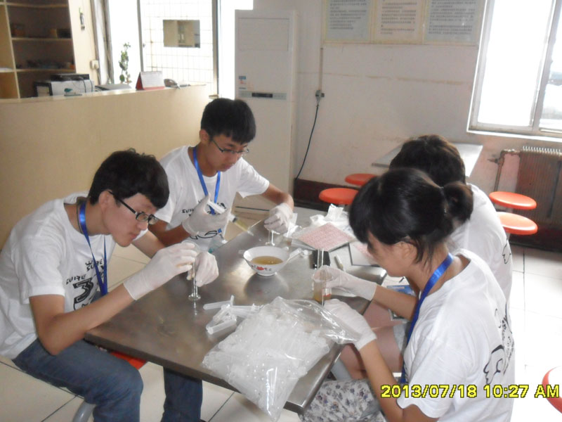 7��27�գ����ϴ�W(xu��)���YԴ�ɡ�����������`��꠵��_(d��)��һ�����`�ء����ĳǡ�꠆T���R��ͣ��ǰ����һ��ȡ���c�M(j��n)��ȡ�ӹ������D��꠆T���ڌ�200ml�Ę�Ʒ�b�M(j��n)20��С������ԇ��ƿ����