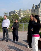 網友參觀晉陽湖　　晉陽湖項目原投資計劃為2.2億元，區(qū)域內五座橋為景觀橋。為完善其功能，強化景觀提升效果，對部分項目進行了優(yōu)化、提升，包括將區(qū)域內五座景觀橋改為市政橋并新增兩座市政橋。