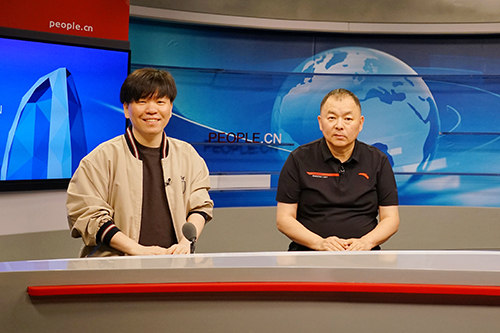 電影頻道節(jié)目中心副總編輯王平久（右）、音樂制作人常石磊（左）做客人民網(wǎng)。人民網(wǎng)記者 皇甫萬里 攝