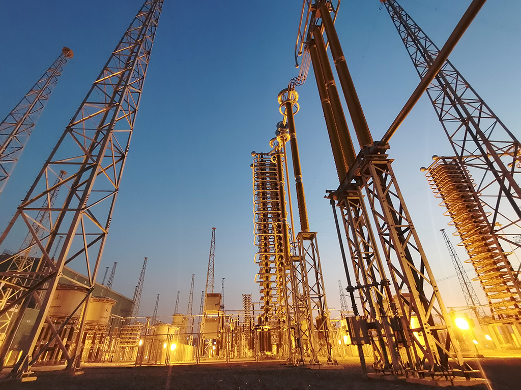 ±660kV巴基斯坦默蒂亞里-拉合爾（默拉）直流輸電項目拉合換流站夜景。（國家電網(wǎng)供圖）