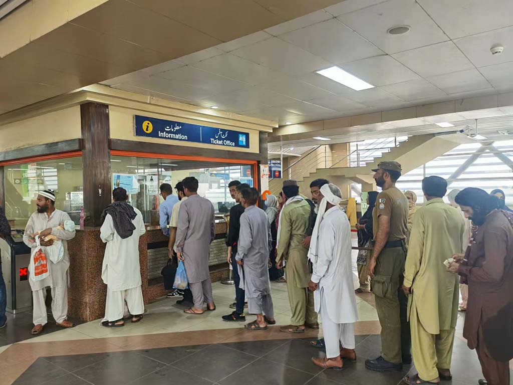 當(dāng)?shù)孛癖娫诶蠣柍染€地鐵里排隊購票。（人民網(wǎng)記者 石晶攝）