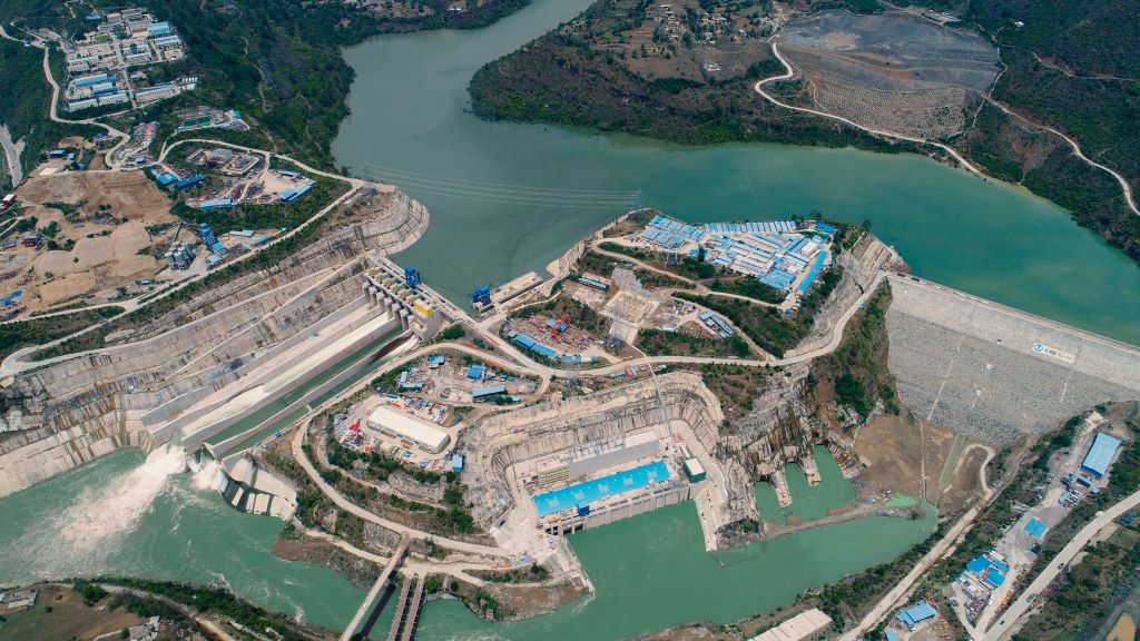 中巴經(jīng)濟(jì)走廊首個(gè)水電項(xiàng)目——巴基斯坦卡洛特水電站。（三峽集團(tuán)供圖）