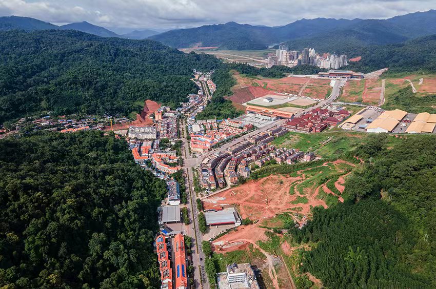 磨憨口岸俯瞰，右前方高層白色建筑群為老撾境內(nèi)。人民網(wǎng)記者 符皓攝