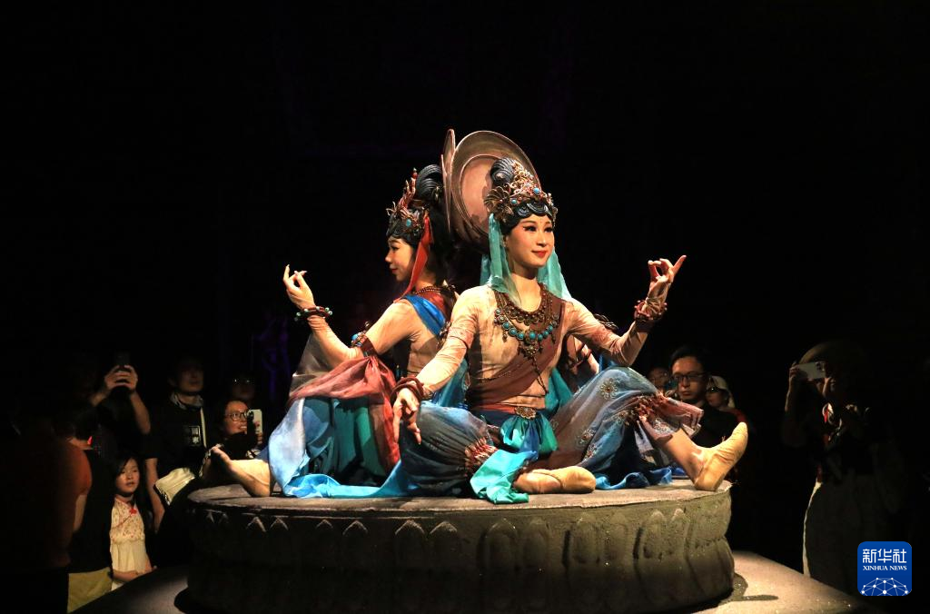 8月5日晚，游客在甘肅省敦煌市觀看大型洞窟式沉浸體驗劇《樂動敦煌》。 新華社發(fā)（張曉亮 攝）