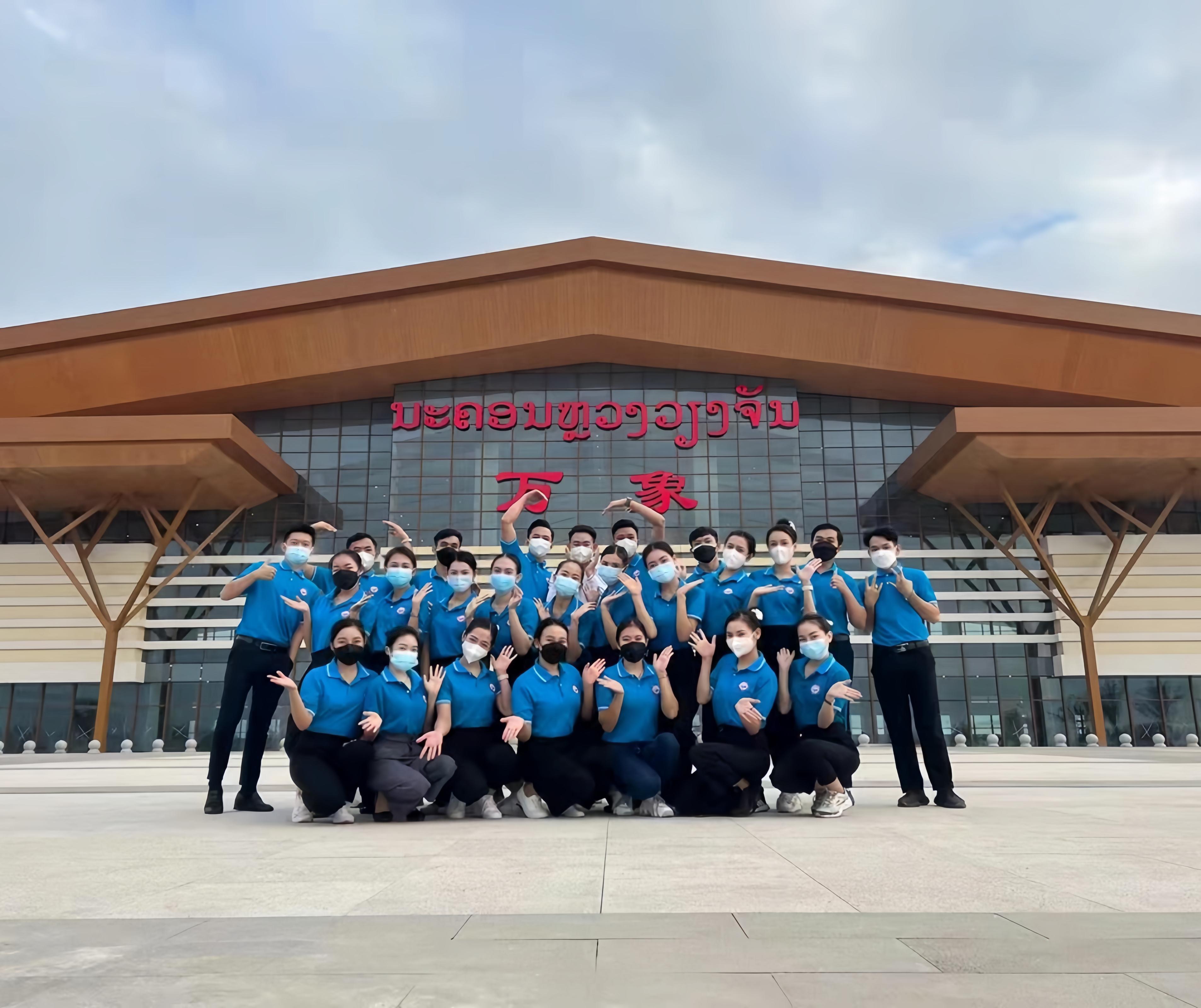 學(xué)生上崗前在老撾萬象高鐵站前合影（其中5人為貴陽職業(yè)技術(shù)學(xué)院培訓(xùn)班學(xué)生）。 貴陽職業(yè)技術(shù)學(xué)院供圖