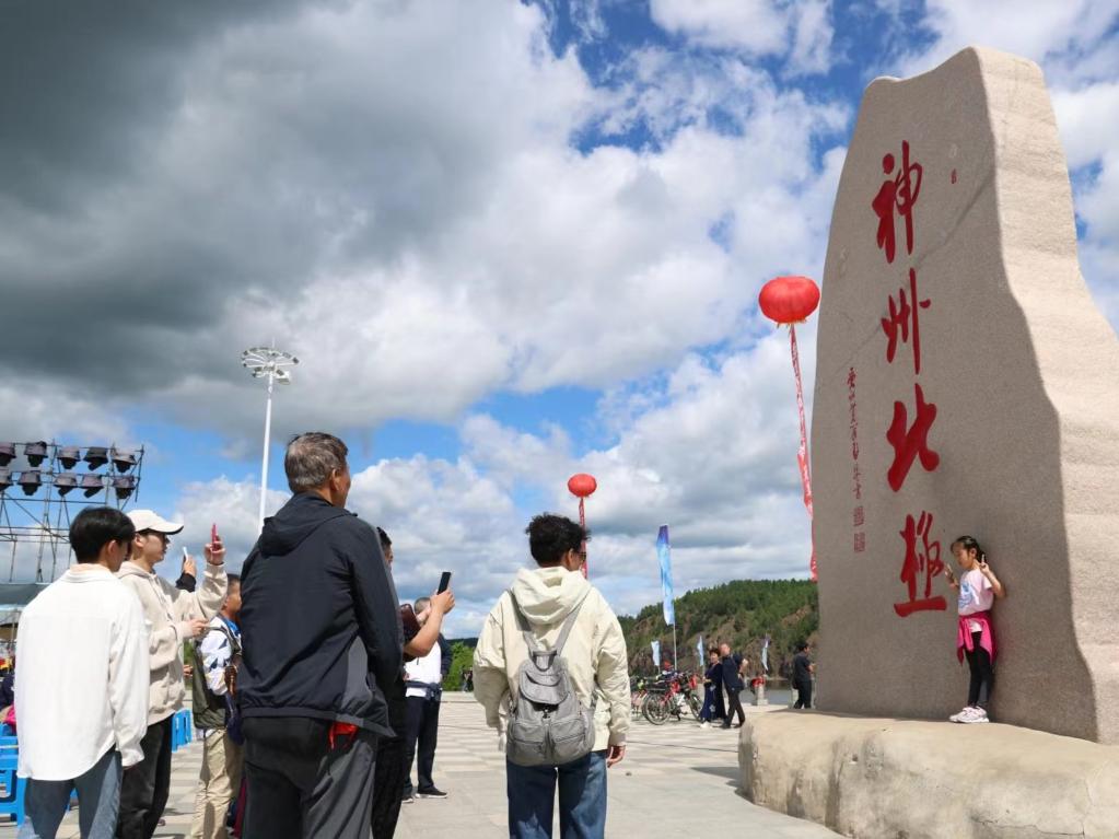 游客在漠河市地標(biāo)前打卡。新華社記者 徐凱鑫攝