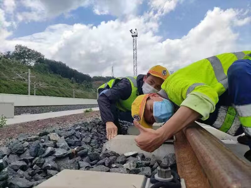 佟郎（左）正在檢修鐵路。受訪者供圖