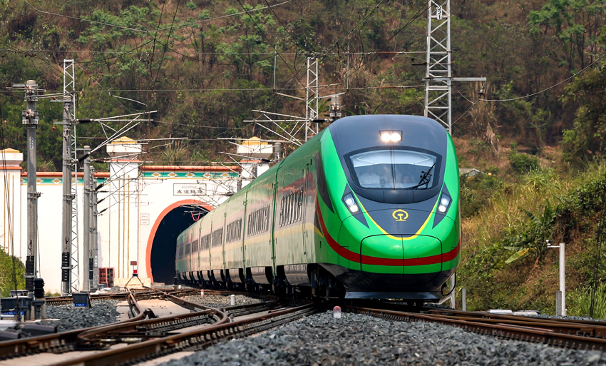 “復(fù)興號”動車組列車駛過友誼隧道。徐章位攝