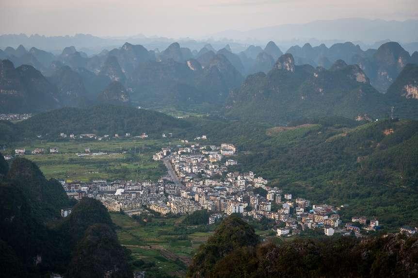 廣西層巒疊嶂，郁郁蔥蔥。 人民網(wǎng) 嚴立政攝