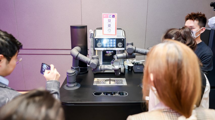 到場觀眾體驗如影智能咖啡大師。主辦方供圖