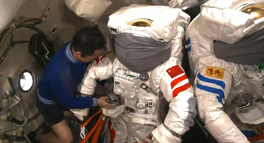 "礪箭21"乘組 切換為出艙準(zhǔn)備模式